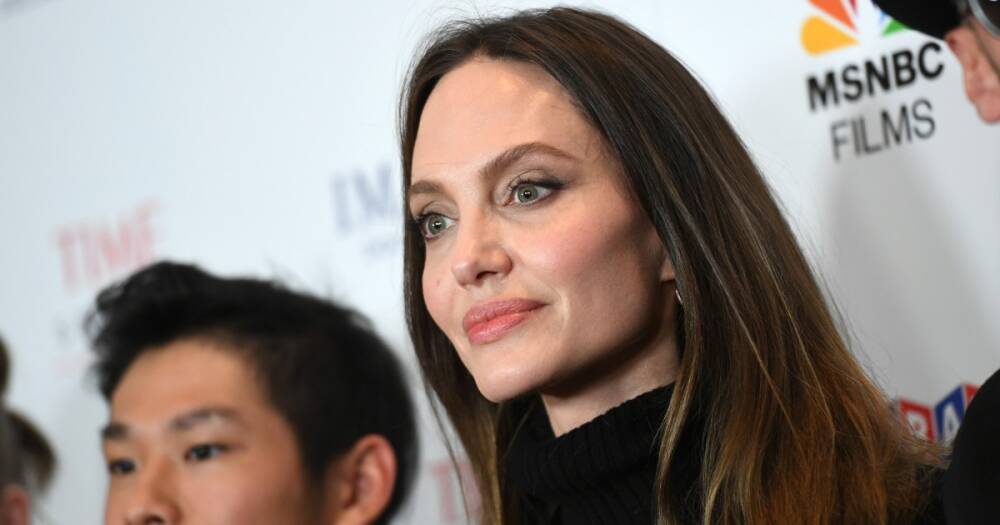 Анджелина Джоли продемонстрировала стильный зимний образ на шоппинге с детьми