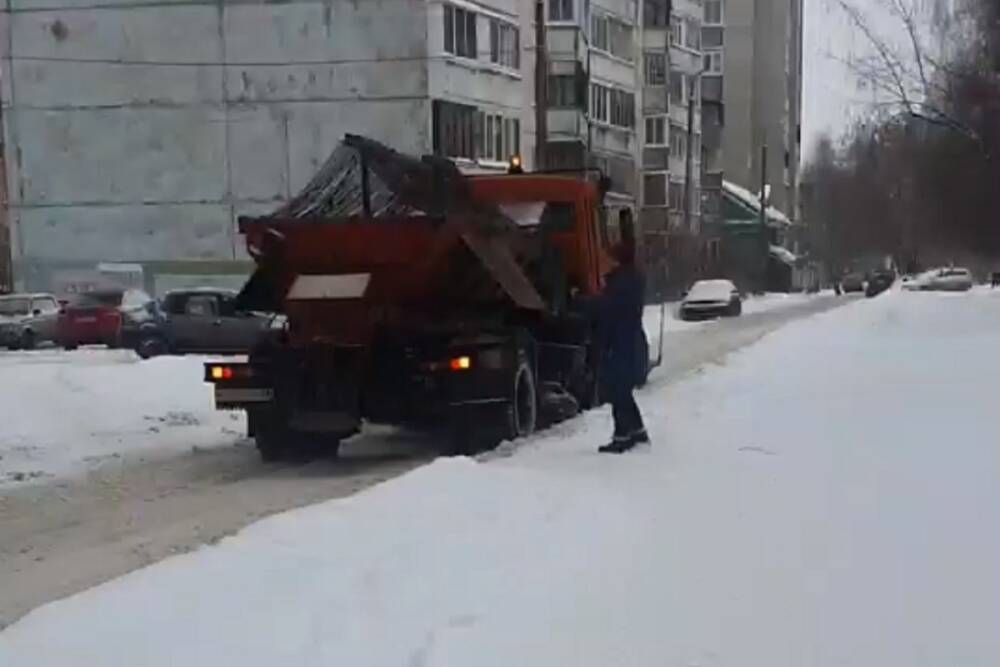 В Ярославле возрождают традицию «отчетной чистки» дворов от снега