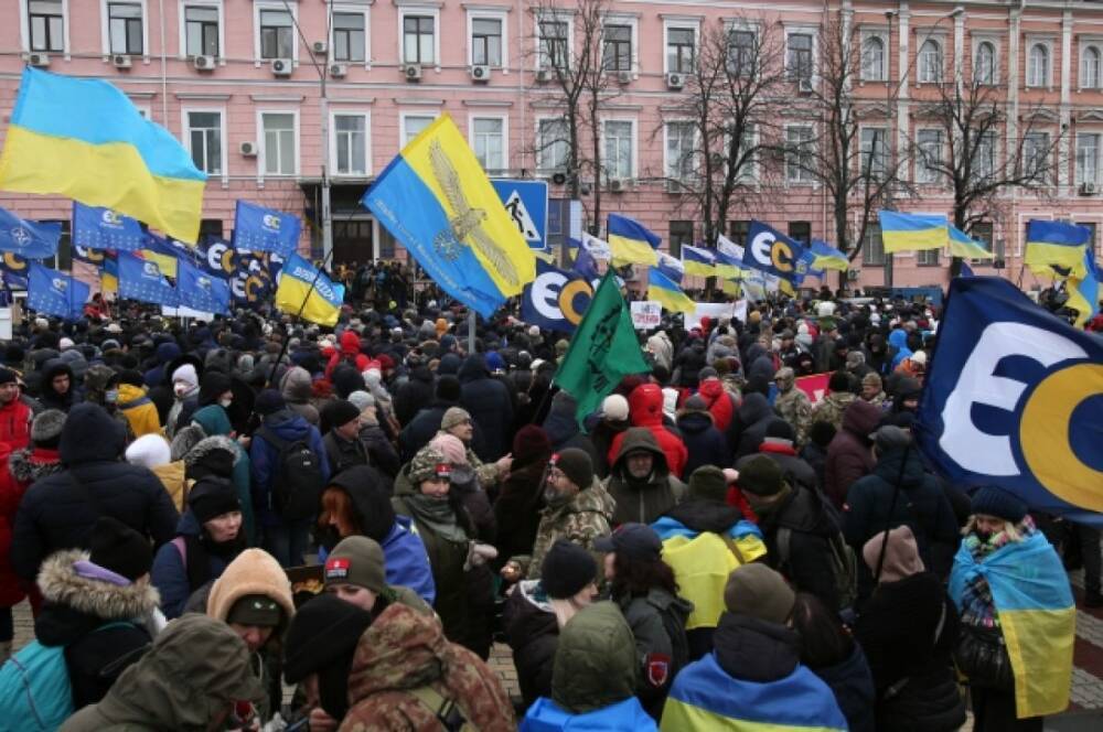 Полиция применила газ против сторонников Порошенко у здания суда в Киеве