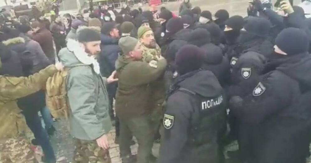 Стычки под Печерским судом: силовики разбирают палатки сторонников Порошенко (фото, видео)