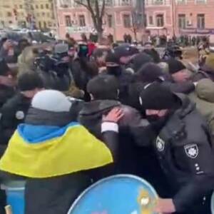 Под Печерским судом в Киеве произошли стычки
