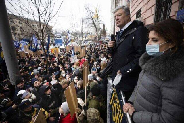 Фанаты Порошенко под Печерским судом начали провоцировать столкновения с полицией
