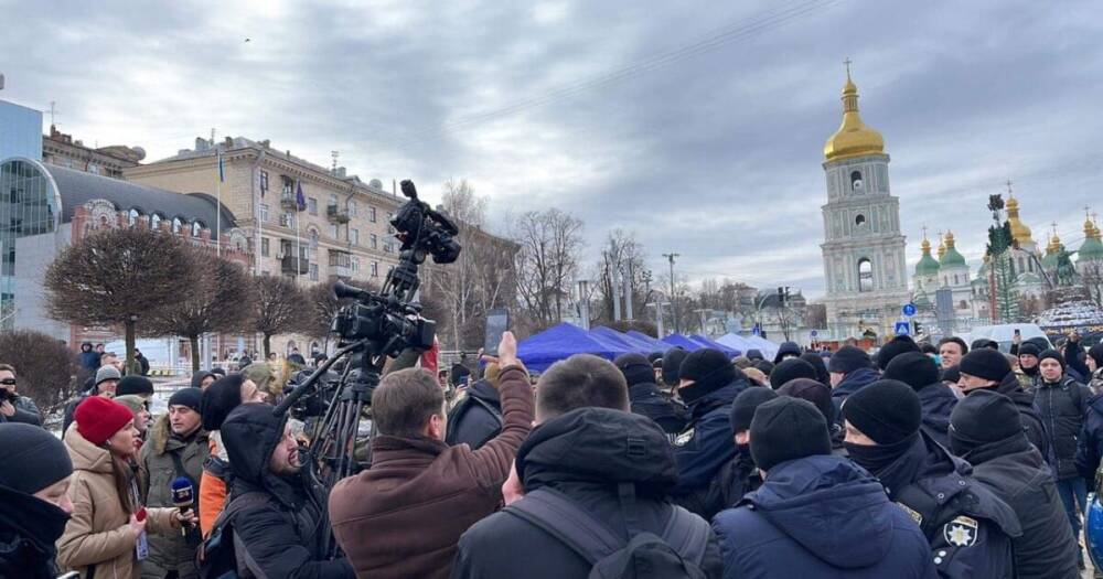 Столкновения силовиков с активистами под Печерским судом: полиция пыталась отобрать бочки для чая