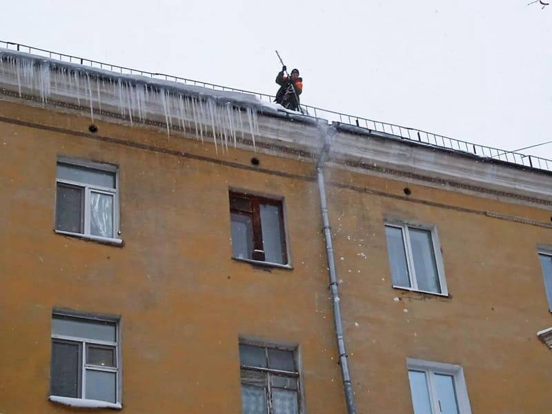 В Смоленске крыши домов чистят от сосулек и снега