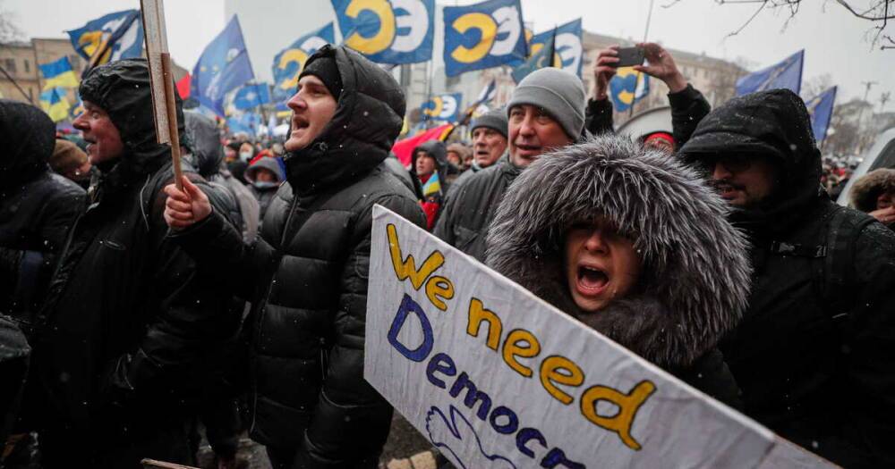 Сторонники Порошенко перекрывают дорогу к зданию суда в Киеве