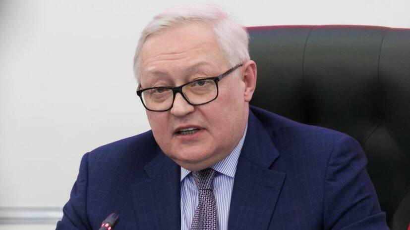 Замглавы МИД Рябков: Россия призывает США прекратить поставки вооружений Украине