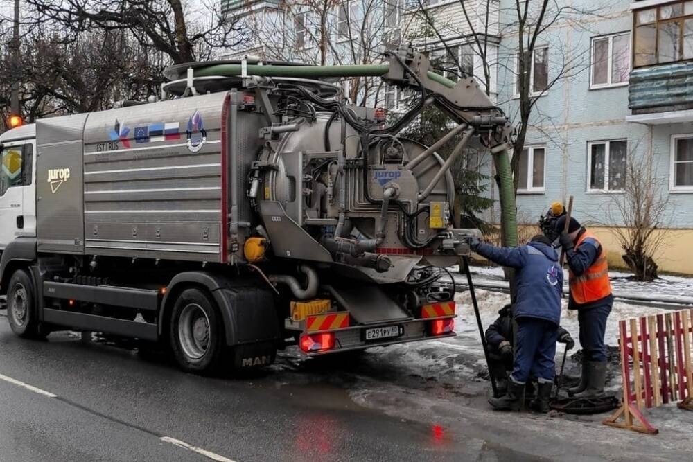 «Горводоканал» продолжает чистить коллектор на улице Киселёва в Пскове