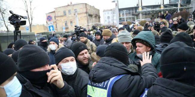 У Печерского суда в Киеве сторонники Порошенко вступили в конфликт с полицией