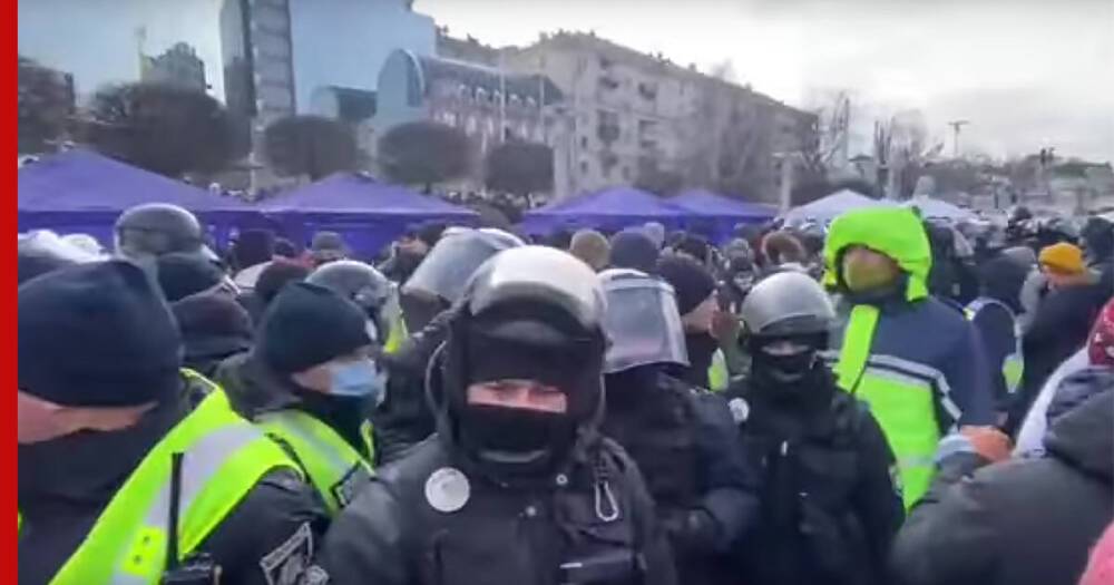 Полицейские применили газ против сторонников Порошенко у здания суда в Киеве