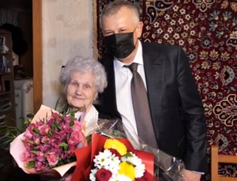 Александр Дрозденко поздравил с 95-летием труженицу тыла из Сертолово