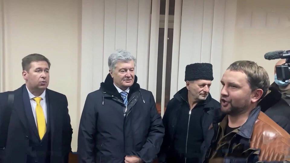 Сторонники Петра Порошенко, обвиняемого в госизмене, начали потасовку с правоохранителями у здания суда в Киеве