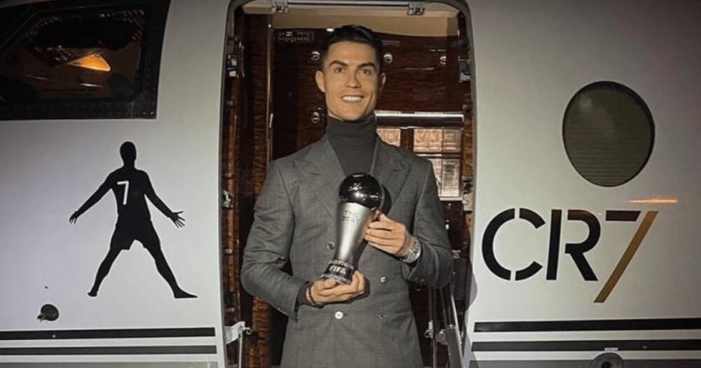 Роналду показал награду от ФИФА возле частного самолета за $27 млн (фото)