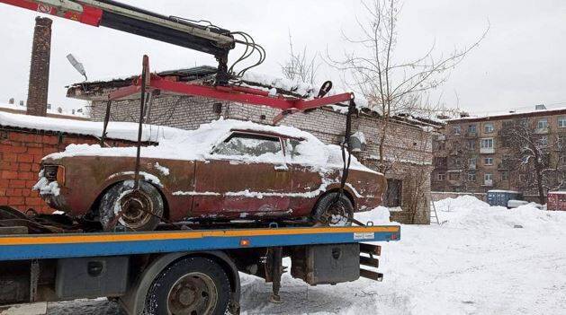 С улиц Петербурга вывезли более тысячи брошенных автомобилей за год