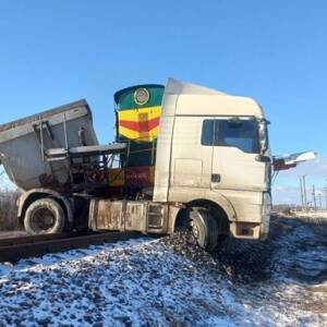 На Николаевщине поезд протаранил грузовик. Фото