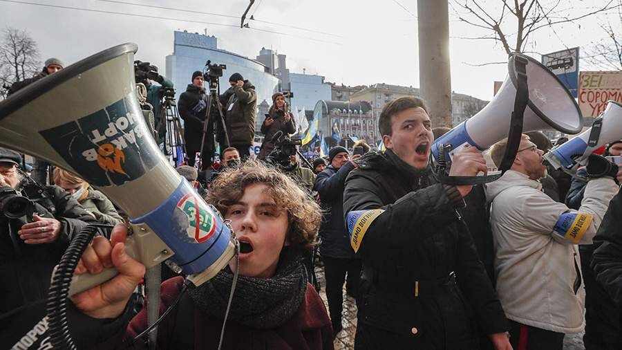 Сторонники Порошенко после суда над ним начали марш к офису Зеленского