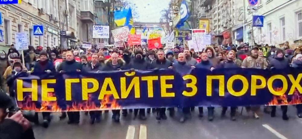 Колонна сторонников Порошенко после суда отправилась на Банковую: прямая трансляция