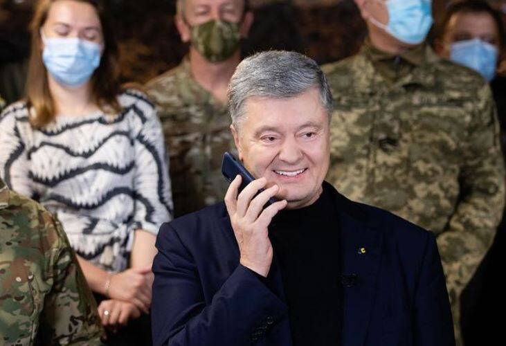 Суд в Киеве не стал арестовывать Порошенко за госизмену, но загранпаспорт забрал
