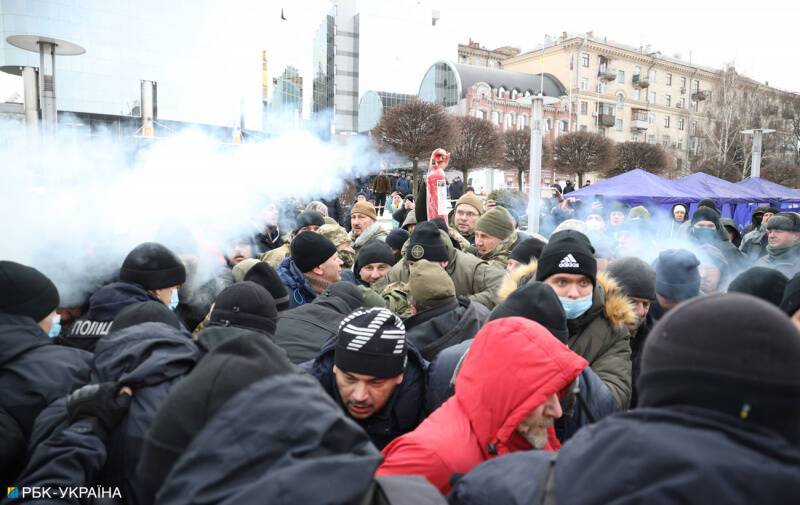 Под Печерским судом произошли столкновения сторонников Порошенко и полиции | Новости и события Украины и мира, о политике, здоровье, спорте и интересных людях