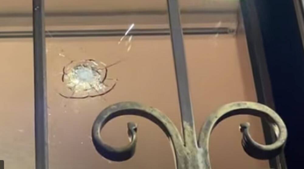 В окнах редакции издания «Гордон» нашли след от пули: журналист заявляет об обстреле