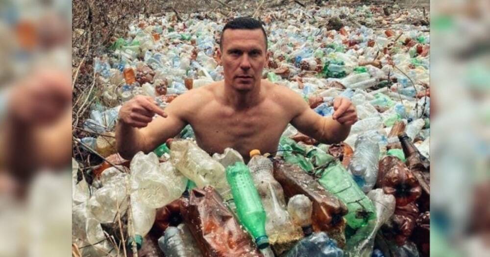 На Закарпатье волонтер "искупался" в реке мусора (фото)