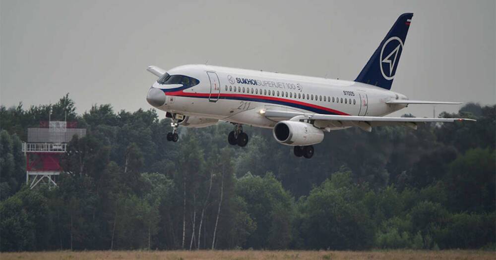 Вылетевший из Шереметьево самолет SSJ-100 совершил экстренную посадку