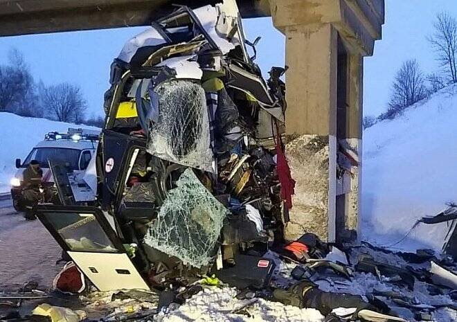 Водитель автобуса, врезавшегося в опору моста под Рязанью, погиб