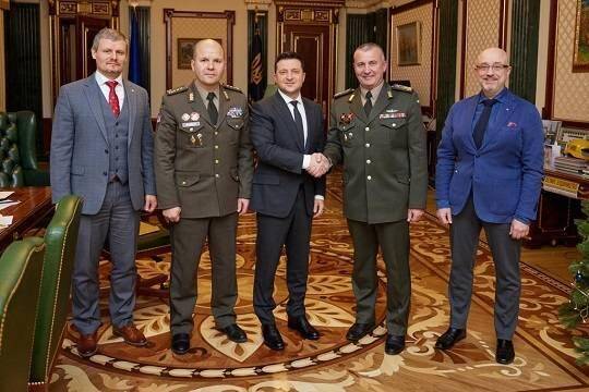 Украинцы разглядели «бронелифчик» у министра обороны страны