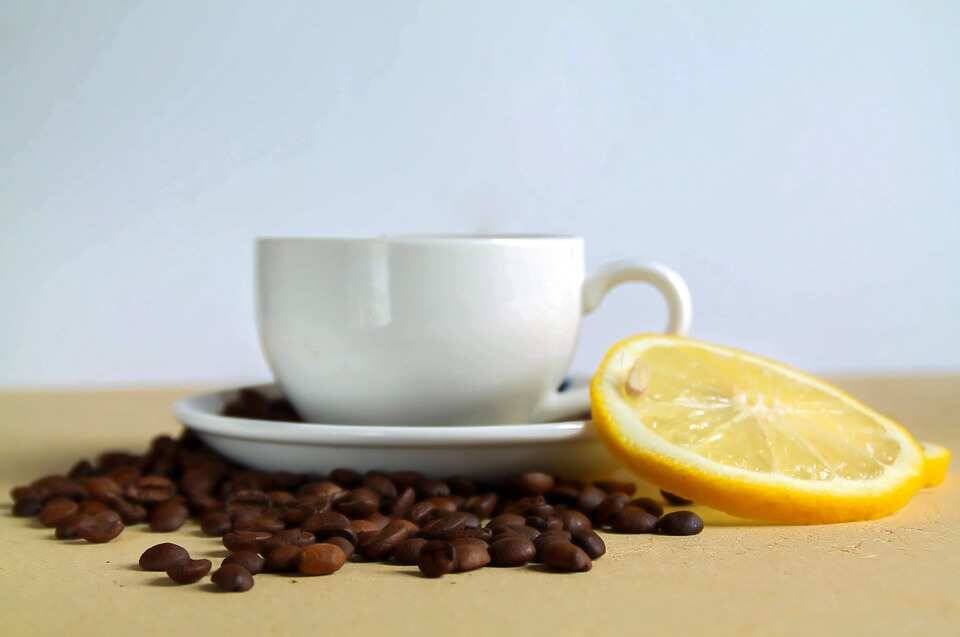 Диетолог Итакура посоветовал пить кофе с лимоном для снижения кровяного давления