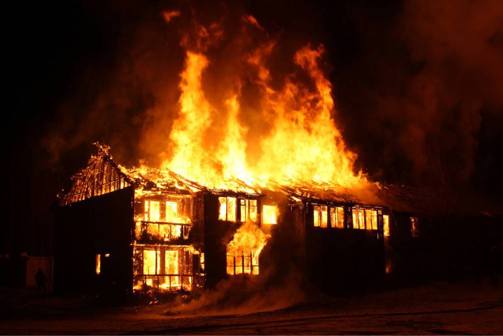 Жилой дом сгорел во Всеволожском районе ночью