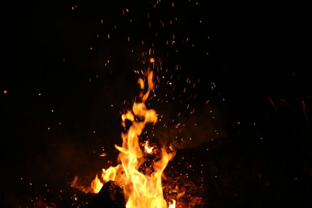 Пьяный мужчина выбросил в подъезд горящее одеяло в Сосновом Бору