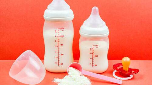 Младенец в реанимации, минздрав предупреждает: разводить смесь водой из "бэби-бара" опасно