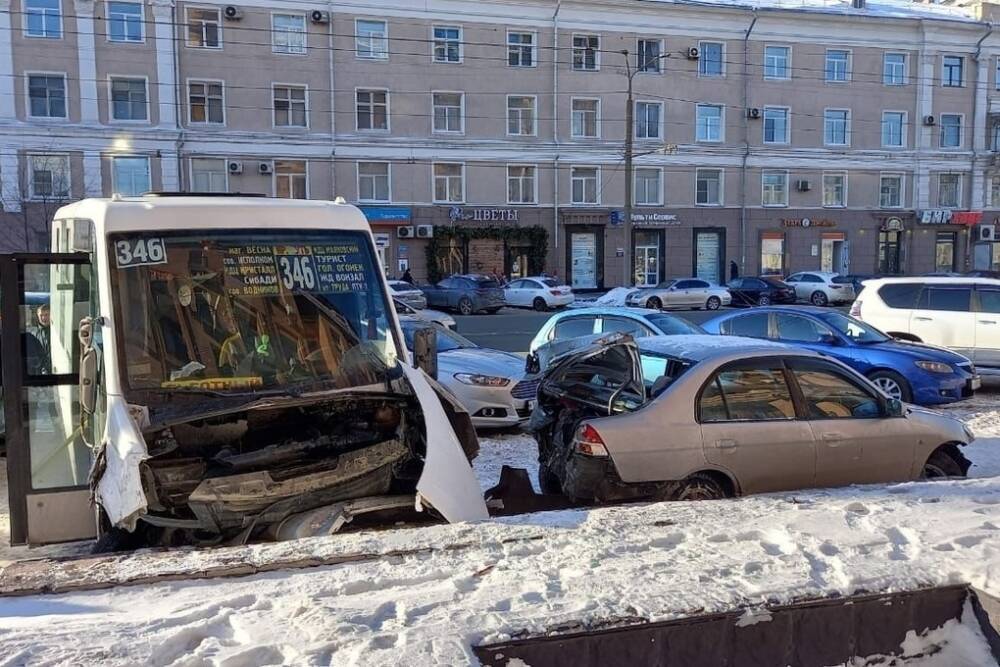 В Омске факты аварии с маршруткой проверяет прокуратура