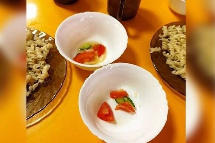 Салат для Дюймовочки: чувашских школьников удивили порции в столовой
