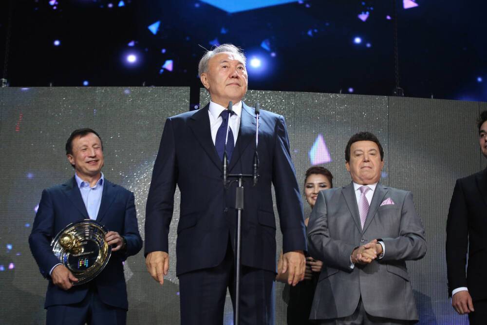 Назарбаев оставил за собой право выступать на заседании парламента