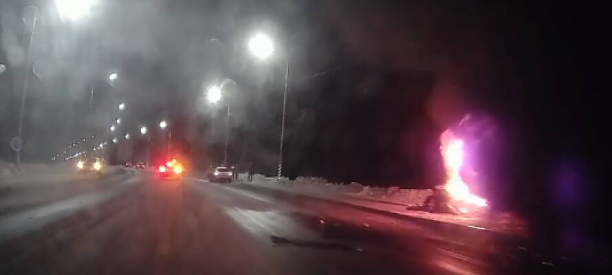 Машина врезалась в столб и загорелась возле аэропорта «Бесовец» под Петрозаводском (ВИДЕО)