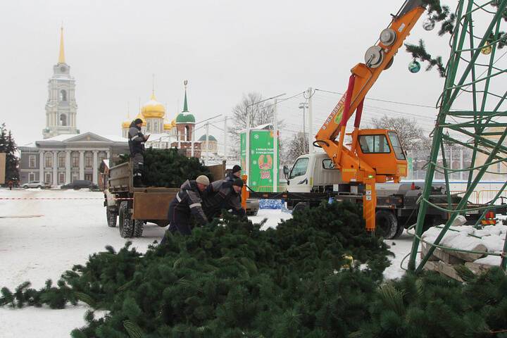 Не будет стоять до весны: елку на площади Тулы демонтировали