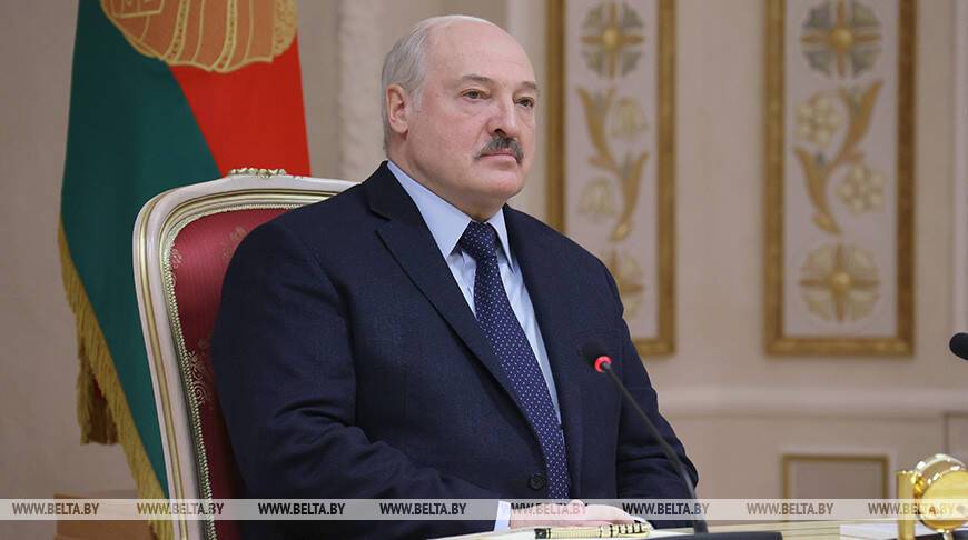 "На ногах его перенес". Лукашенко вновь переболел коронавирусом, на этот раз омикроном