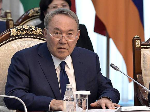 Назарбаев сохранил право выступать в правительстве и парламенте