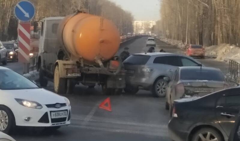 Грузовик МАЗ и Мазда заблокировали трассу около больницы Нефтяников в Тюмени