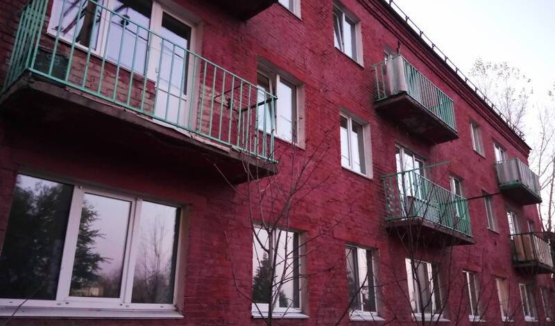 В Башкирии очевидцы вызвали спасателей для пьяного мужчины на балконе