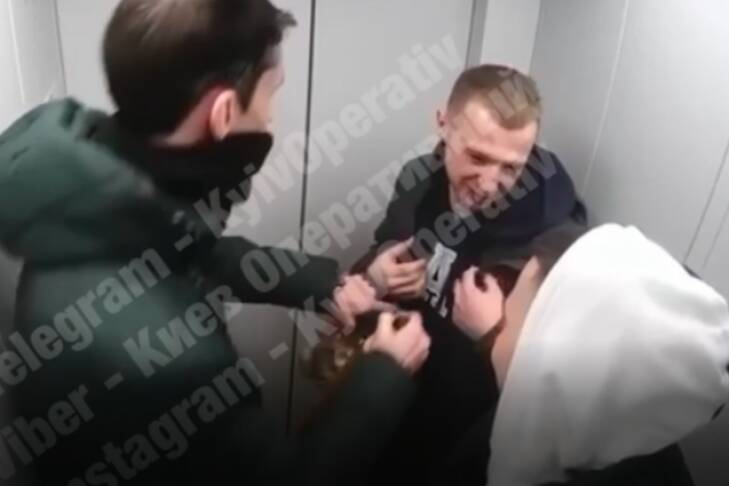 Под Киевом трое парней решили "испытать" в лифте газовый баллончик