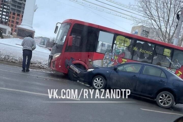 На Народном бульваре в Рязани произошла авария с участием маршрутки