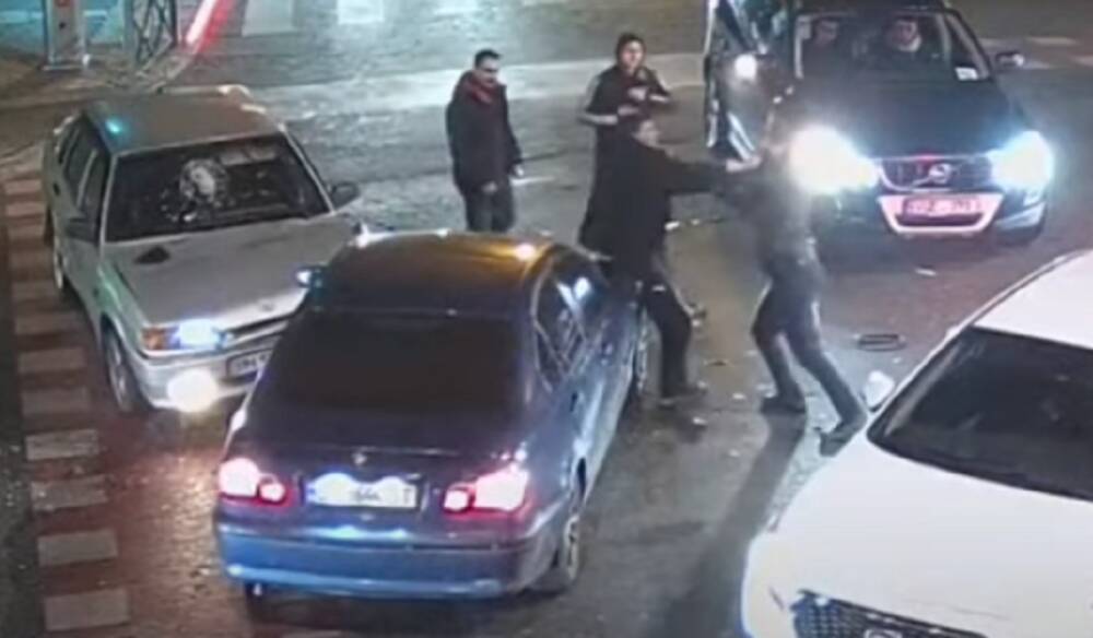 Мужчина после удара в лобовое стекло устроил драку на проезжей части: видео из Одессы