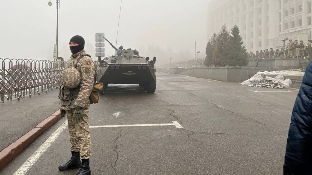 Политолог Ищенко связал отставку главы минобороны Казахстана с беспорядками в стране