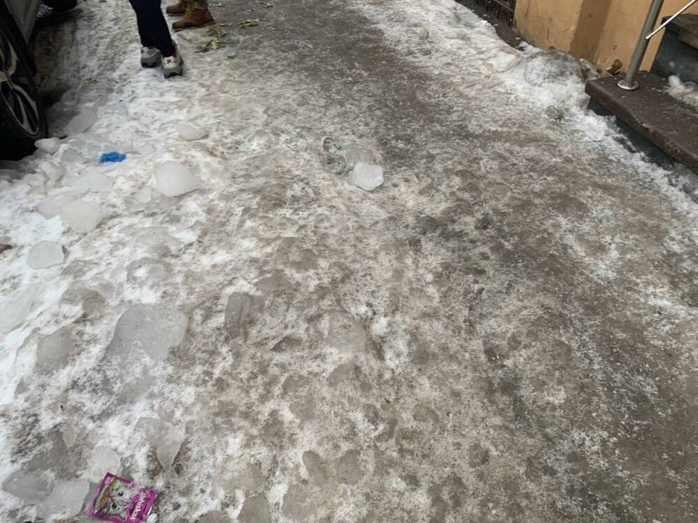 Петербургские коммунальщики решили избавиться от снега, сбросив его в реку Мойку