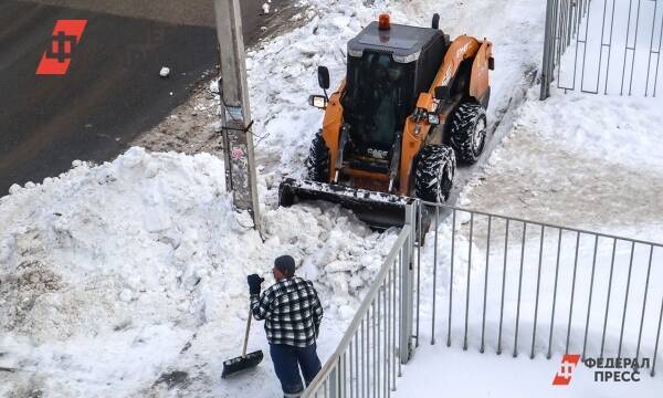Петербургские власти назвали причины проблем с уборкой снега: дворники и погода