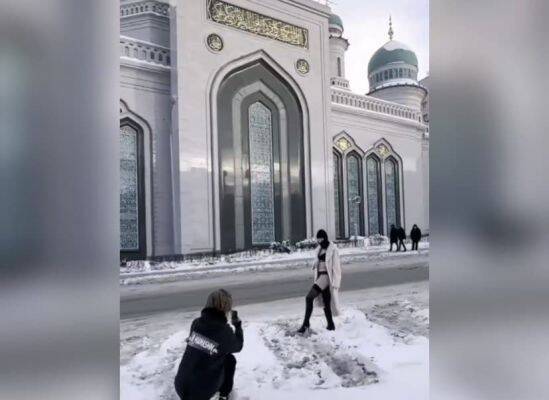 Дурной пример: в Москве полуголая блогерша снялась на фоне мечети — видео