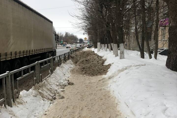 В Твери снежную «кашу» с дорог перекидывают на тротуары