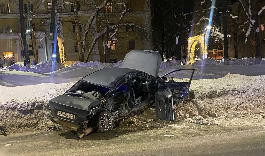 Водитель иномарки пострадал в массовой аварии на проспекте Гагарина в Нижнем Новгороде