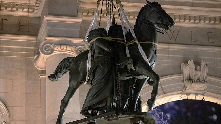 Памятник Рузвельту с африканцем и индейцем убрали в Нью-Йорке